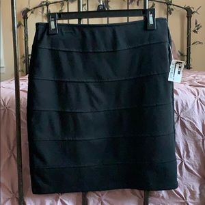 L Basic House black skirt
